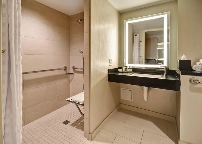 Embassy By Hilton Downtown Magnificent Mile Hotel 4*