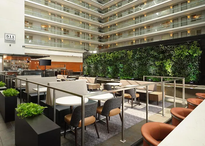 Embassy By Hilton Downtown Magnificent Mile 4*
