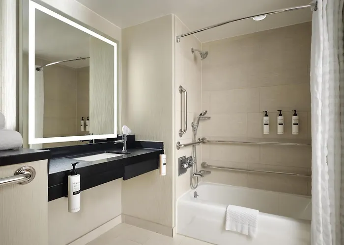 Hotel Embassy By Hilton Downtown Magnificent Mile