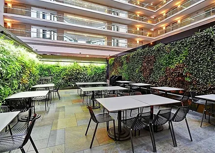 Embassy By Hilton Downtown Magnificent Mile 4*