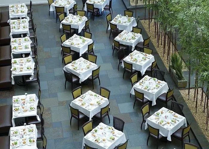 Hotel Embassy By Hilton Downtown Magnificent Mile 4*