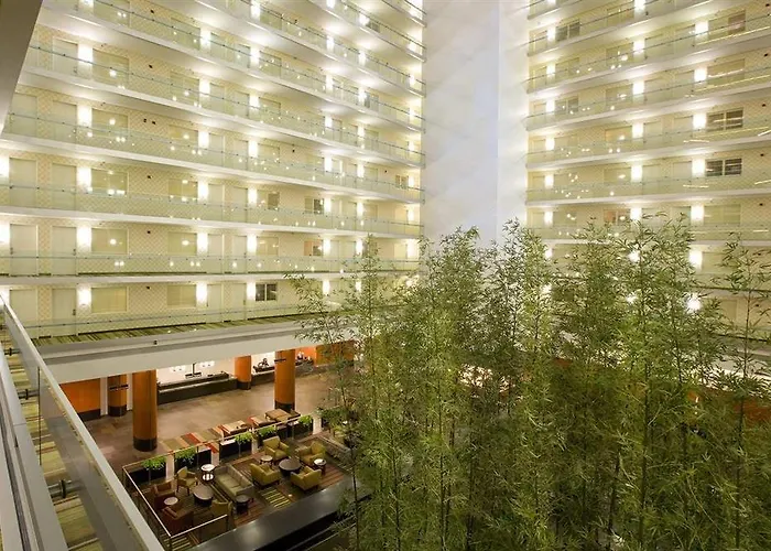 Embassy By Hilton Downtown Magnificent Mile Hotel 4*